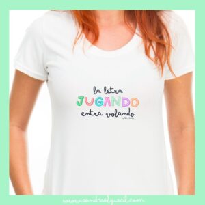 Camiseta modelo La letra jugando entra de Sandra Alguacil