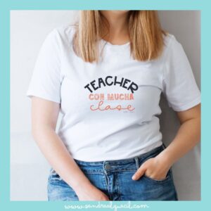 Camiseta modelo Teacher con mucha clase de Sandra Alguacil